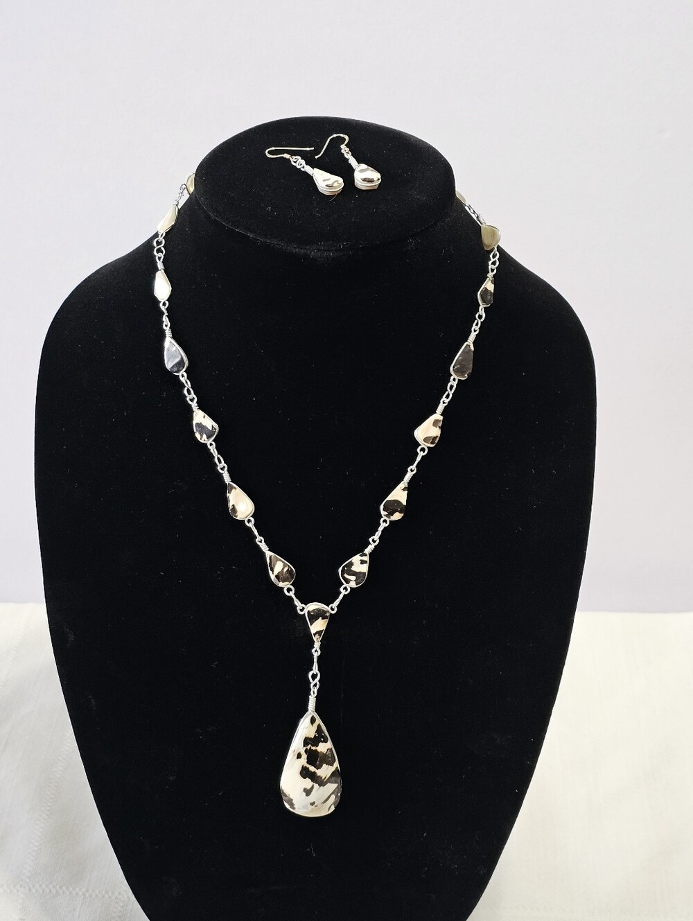 Teardrop Shell Pendant Necklace and Earrings Set - Picture 1 of 6